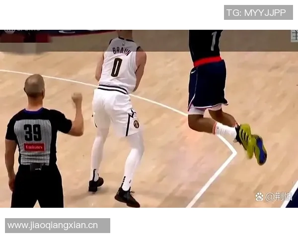 哈登强攻遭重击面部倒地快船紧急暂停比赛引发关注